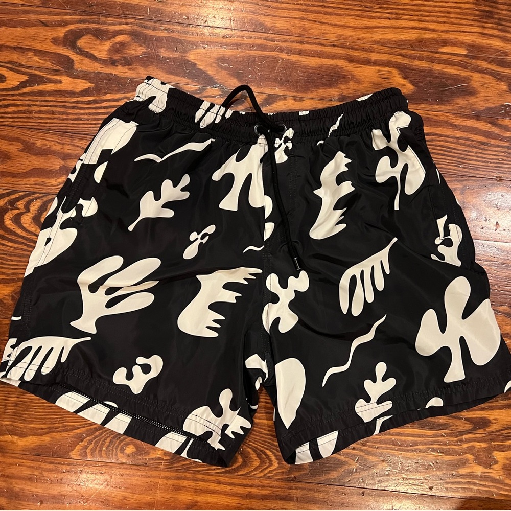 FRAME Stylish Black and White Swim Shorts EUC